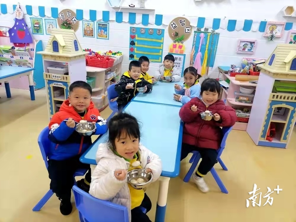 肇庆加美学校幼儿园开心尝汤圆。 肇庆加美学校幼儿园开心尝汤圆。