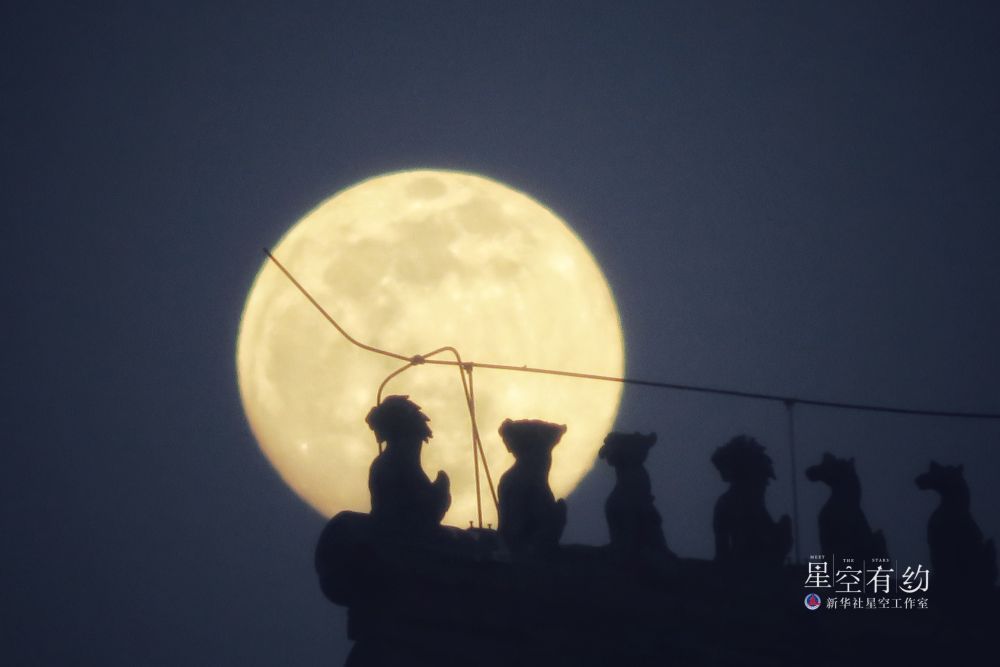 这是北京市天文摄影爱好者王俊峰2022年2月15日在北京前门拍摄的元宵月。(本人供图) 这是北京市天文摄影爱好者王俊峰2022年2月15日在北京前门拍摄的元宵月。(本人供图)
