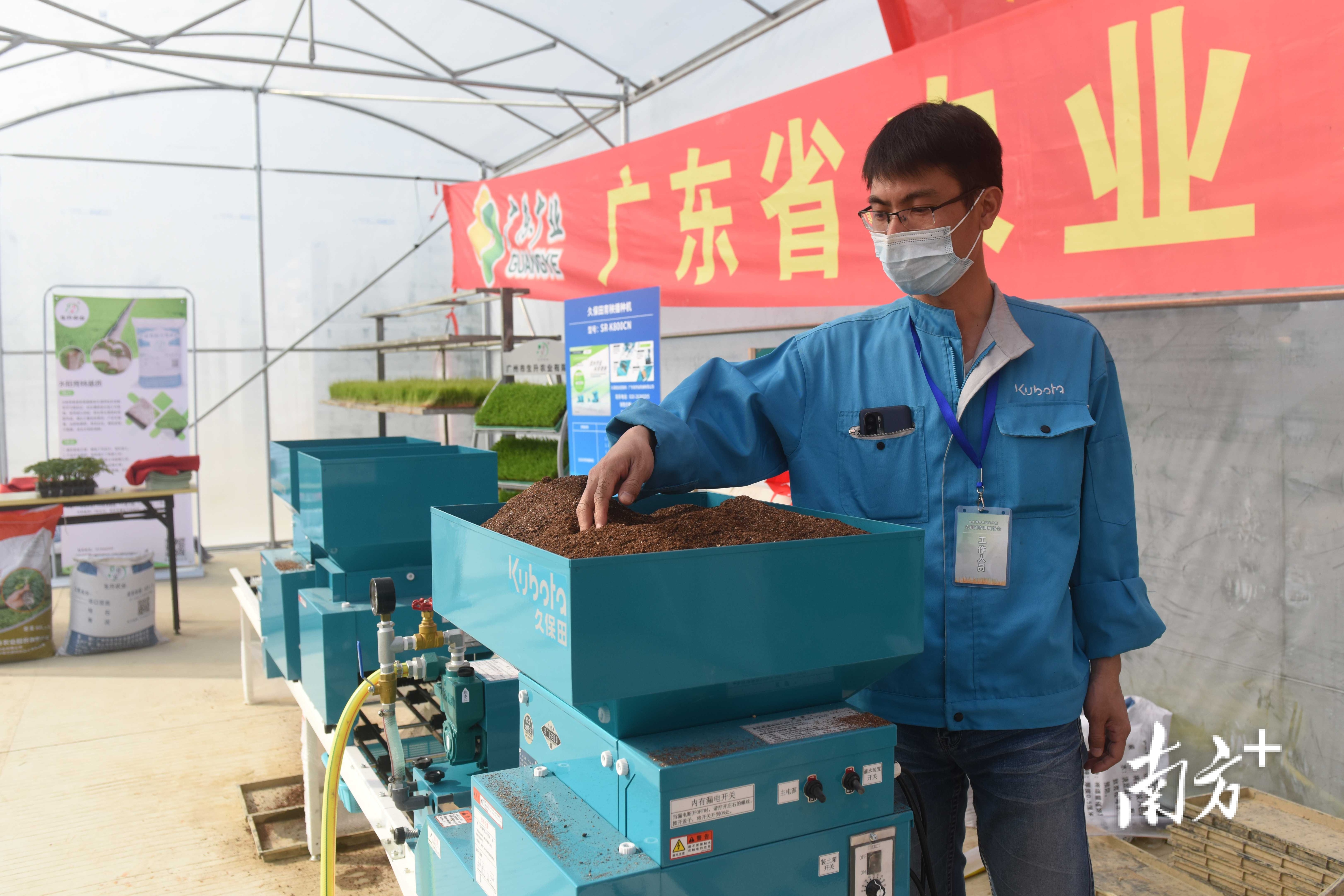 现场展示的播种育秧设施。