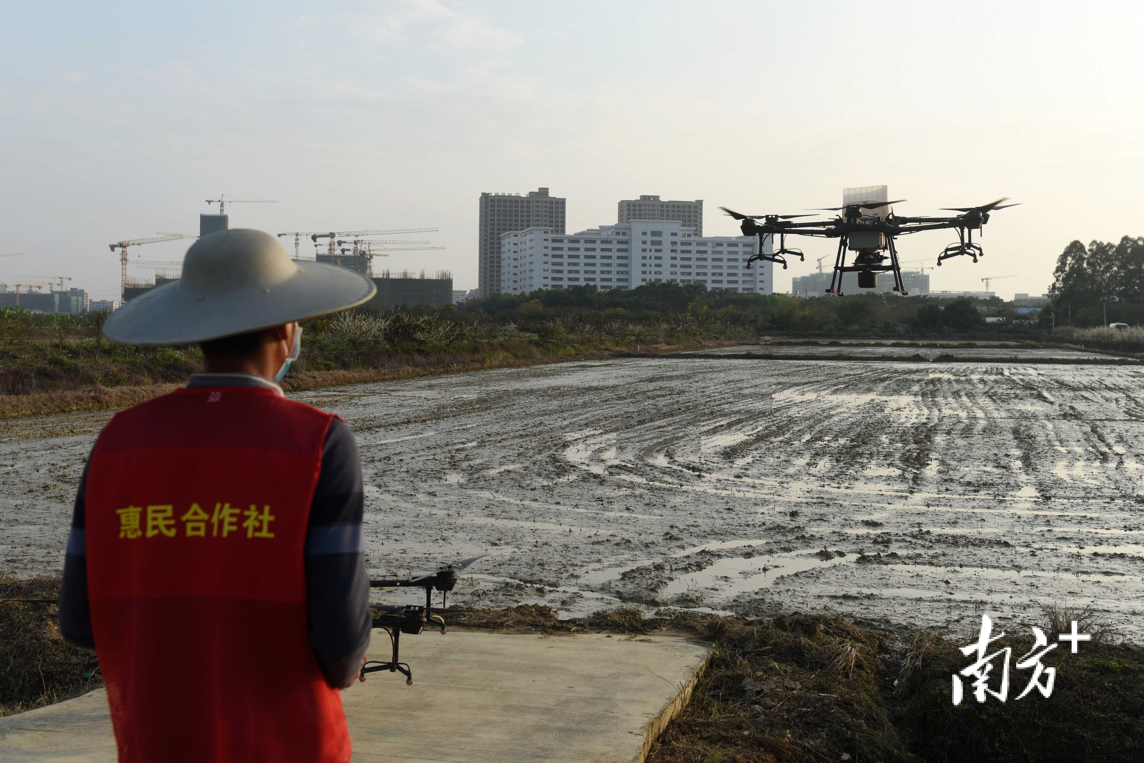 农业无人机可用于施肥、喷洒农药等，实现“一机多用”。