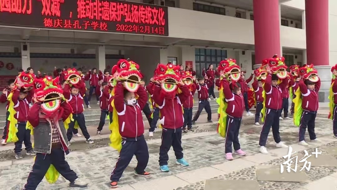 德庆县孔子学校把舞狮活动请进校园,让传统文化厚植于孩子的心中。