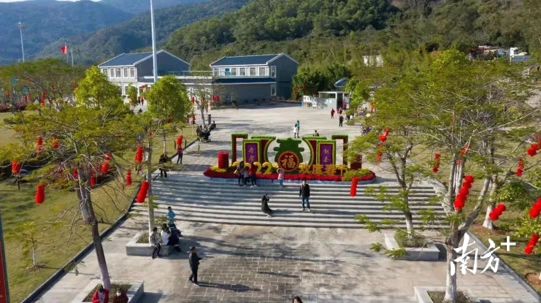 2月15日，清溪镇召开2022年扩投资稳增长工作会议，研究分析当前经济形势，安排部署今年扩投资稳增长工作，力争实现一季度经济“开门红”。