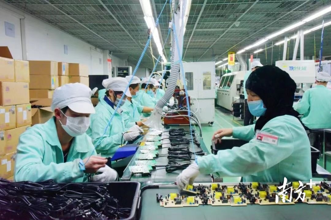 2月15日，清溪镇召开2022年扩投资稳增长工作会议，研究分析当前经济形势，安排部署今年扩投资稳增长工作，力争实现一季度经济“开门红”。