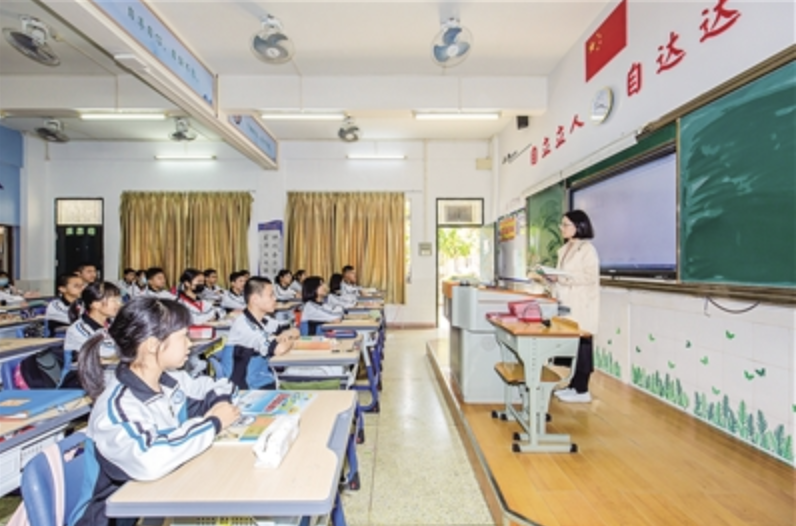 三水中学附属初中初二年级学生正在上课。“十四五”期间,三水区将新增幼儿学位6000多个,新增义务教育阶段学位2万个。/佛山日报记者王澍摄 三水中学附属初中初二年级学生正在上课。“十四五”期间,三水区将新增幼儿学位6000多个,新增义务教育阶段学位2万个。/佛山日报记者王澍摄