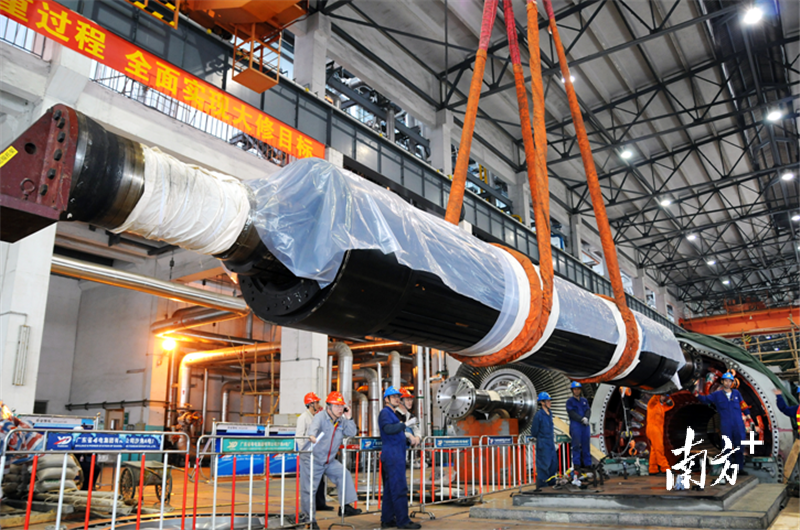 生产一线人员在机组大修中吊装发电子转子