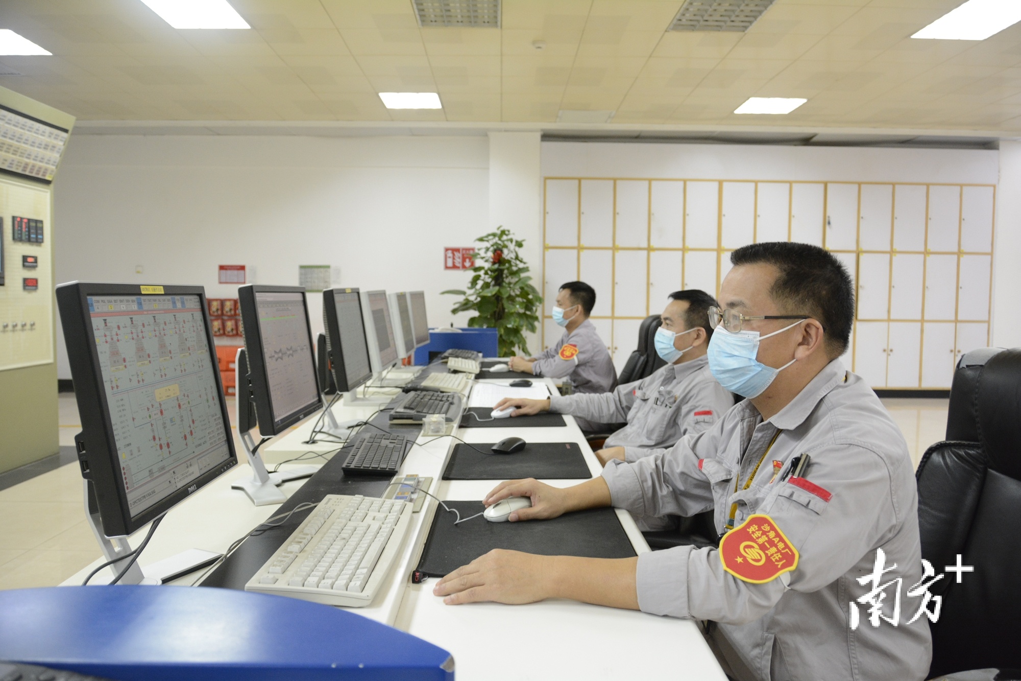 沙角A电厂运行员工在监盘