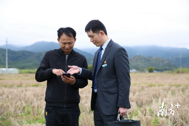 农行客户经理到田间地头，现场指导钟剑文办理惠农e贷。