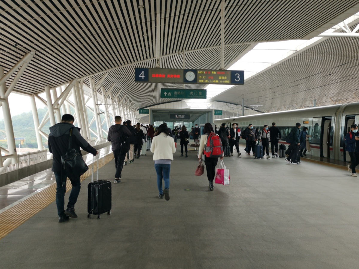 东莞各火车站迎来元宵节后返程高峰