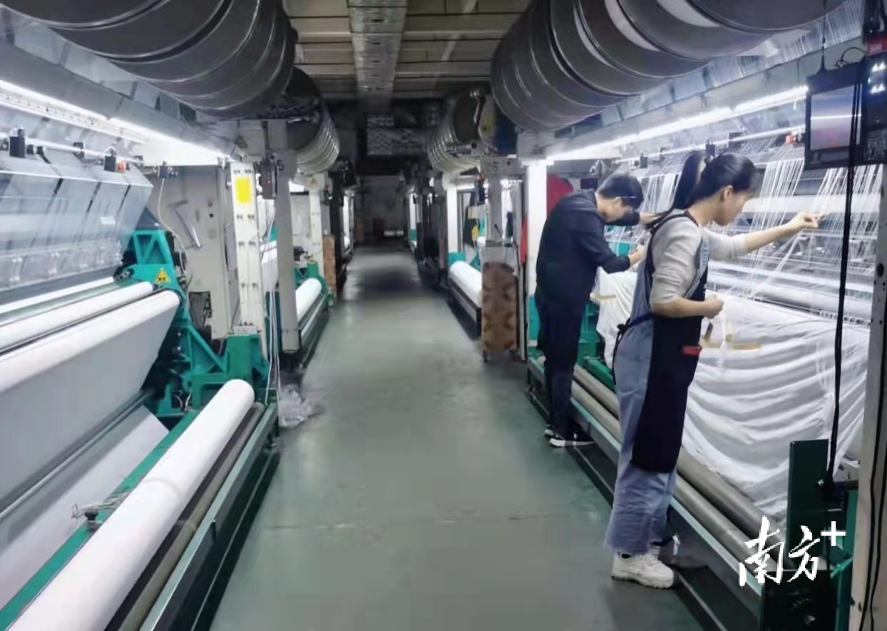 汕头市亿威泰公司董事长黄汉楚告诉记者,公司旗下有两家印染厂迁入