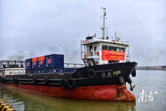 装载有3吨供港菜心的物资运输船。