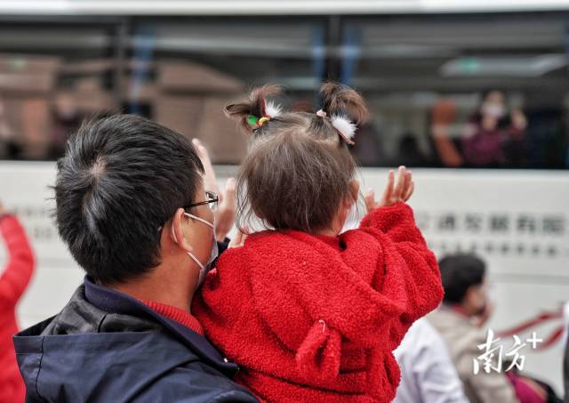 2月19日中午,，由中山大學附屬第一醫(yī)院選派的第二批內(nèi)地援港抗疫醫(yī)療防疫工作隊隊員在廣州集結(jié)出發(fā),，醫(yī)護人員紛紛到醫(yī)院為隊員壯行。南方+ 石磊 拍攝