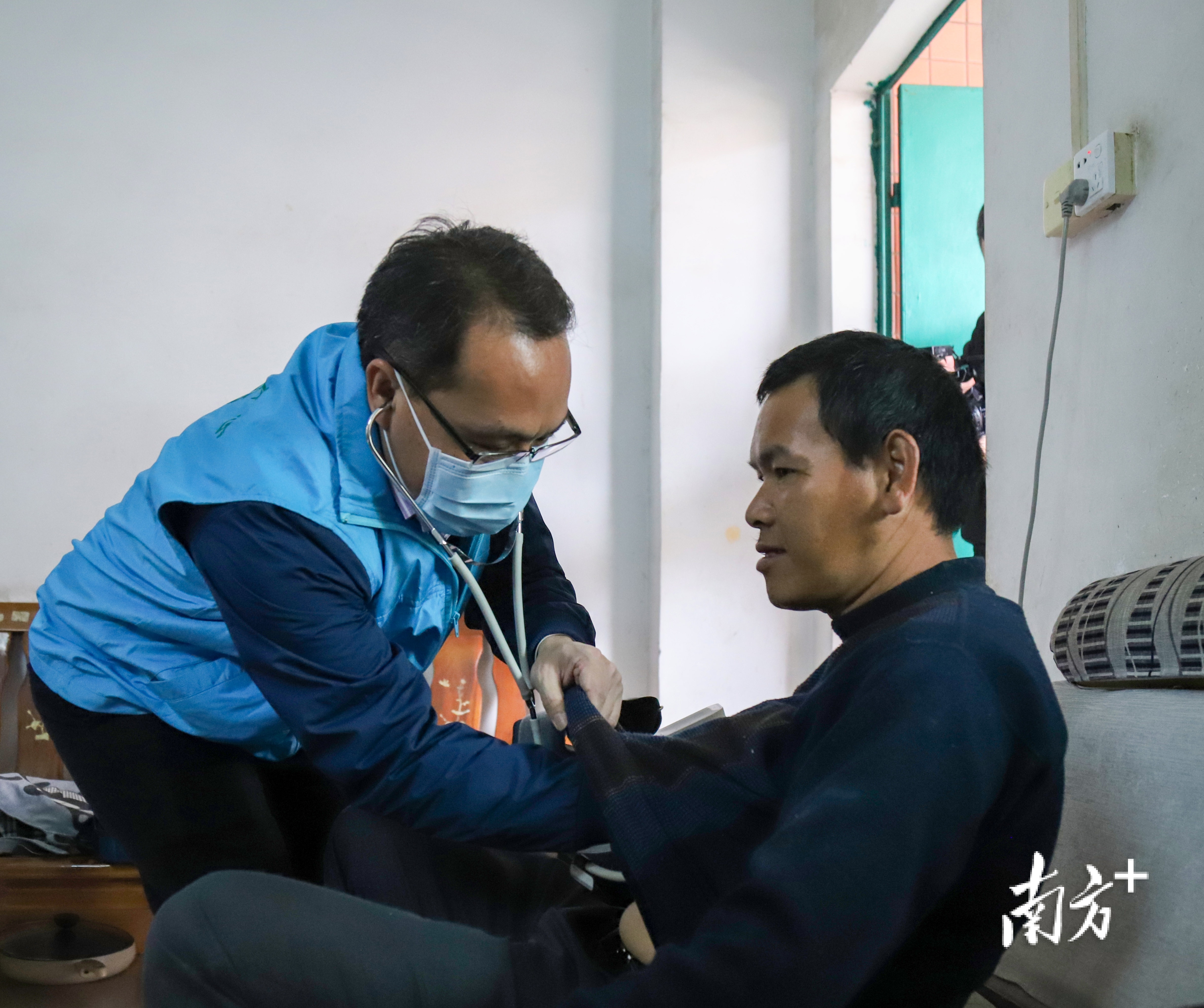 近日，“2021中国家庭健康守门人年榜”发布，桥头镇社区卫生服务中心全科副主任医师朱科榜入选个人榜，受到国家卫生健康委人口文化发展中心等部门的表彰。