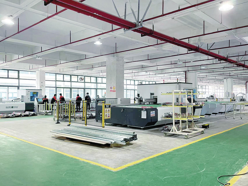 鑫铭格车间内，工人正忙着调试设备。该公司计划3月试投产。 陈明红 摄