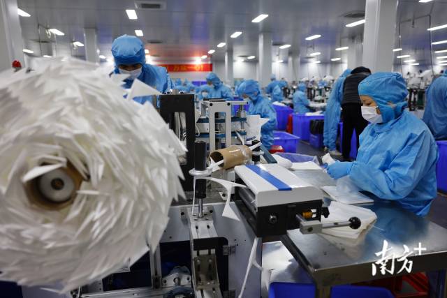 金发科技股份有限公司清远生产基地立体口罩工厂车间，工人正在生产香港当前防疫急需的KN95口罩。