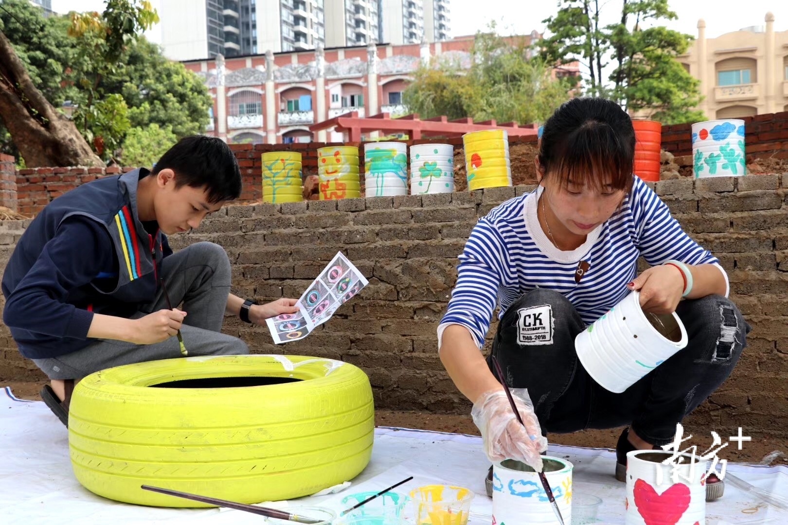 横沥隔坑村一对母子正在分工合作,齐心改造边角花园。 横沥隔坑村一对母子正在分工合作,齐心改造边角花园。