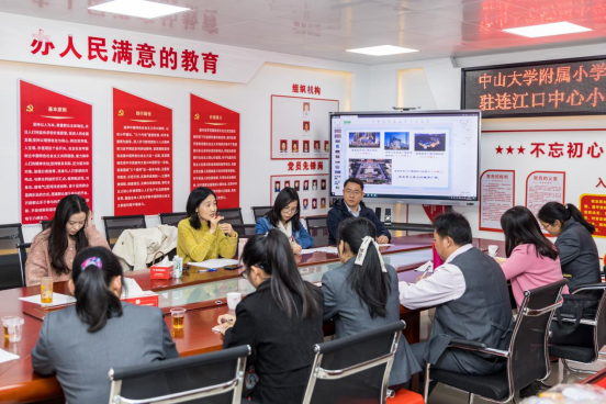 中大附小副校长马翠微（后排左二）在连江口镇组织教师培训