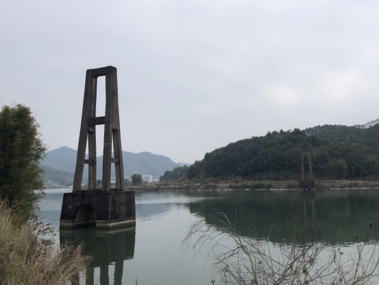 伫立在北江江面的桥墩