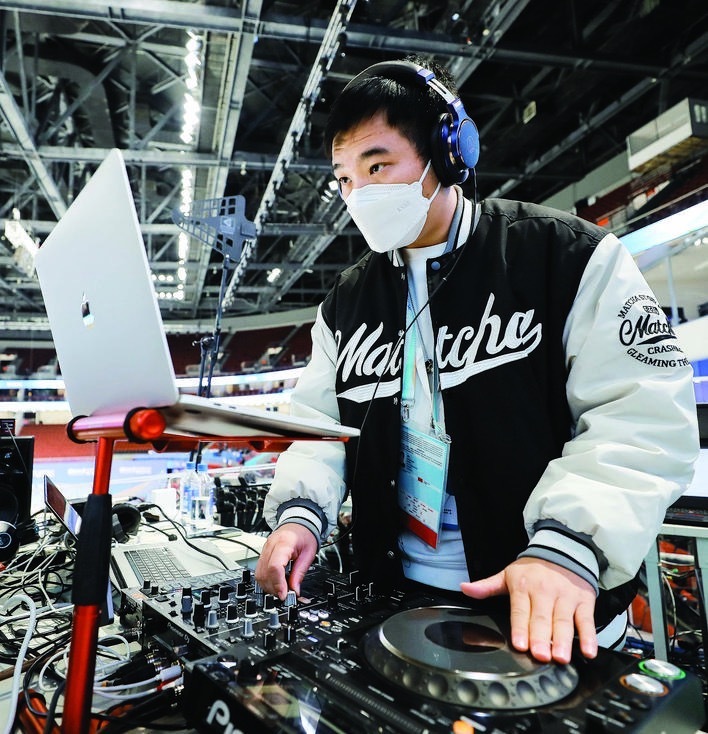 在北京冬奥会上，谢晓是冰球项目DJ。