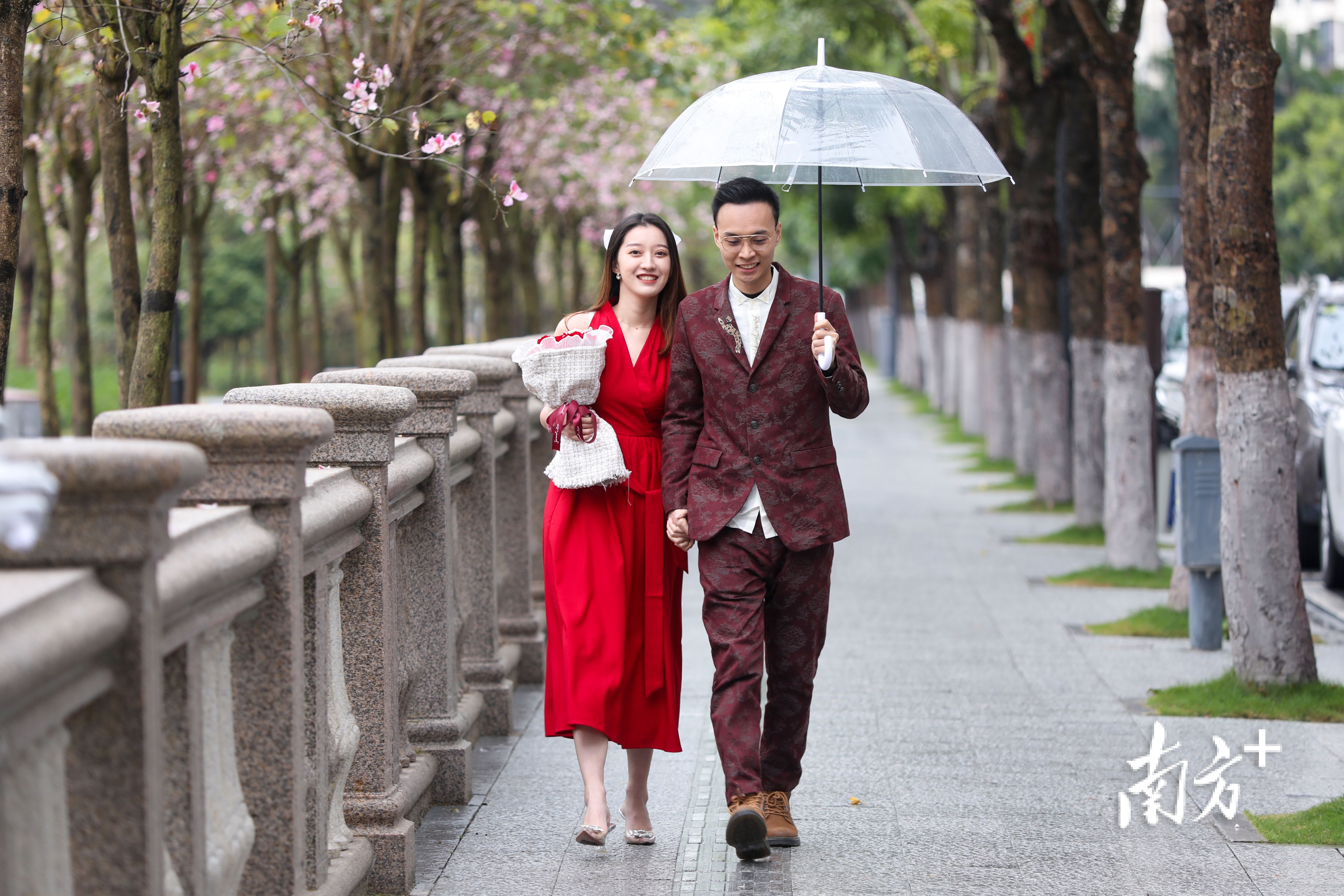 领完证后，一对新人漫步在开满鲜花的小道上。 南方+ 钱文攀 拍摄