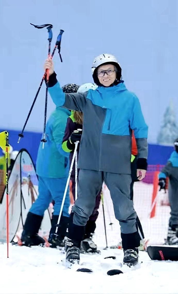 张弘教授在在体验滑雪运动 