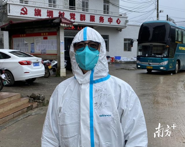 队员马鸿伟协助组织密接、次密接人员转运