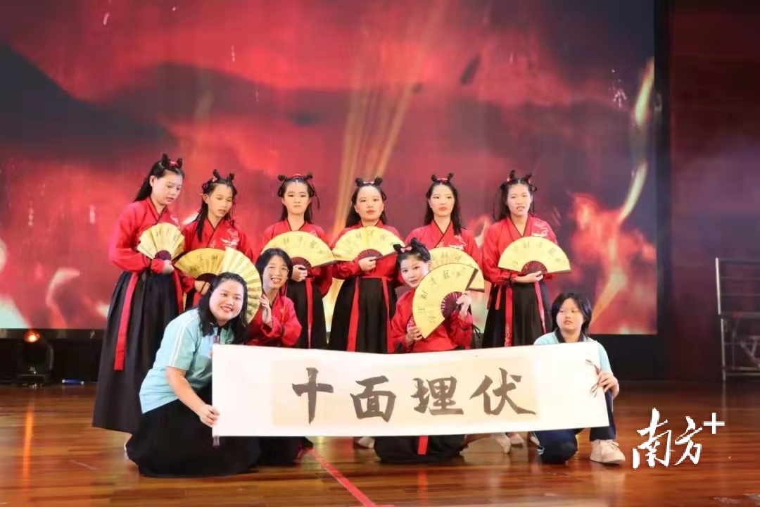 佛山市外国语学校的艺术活动从编导、排练到展示,学生均全员参与。 佛山市外国语学校的艺术活动从编导、排练到展示,学生均全员参与。