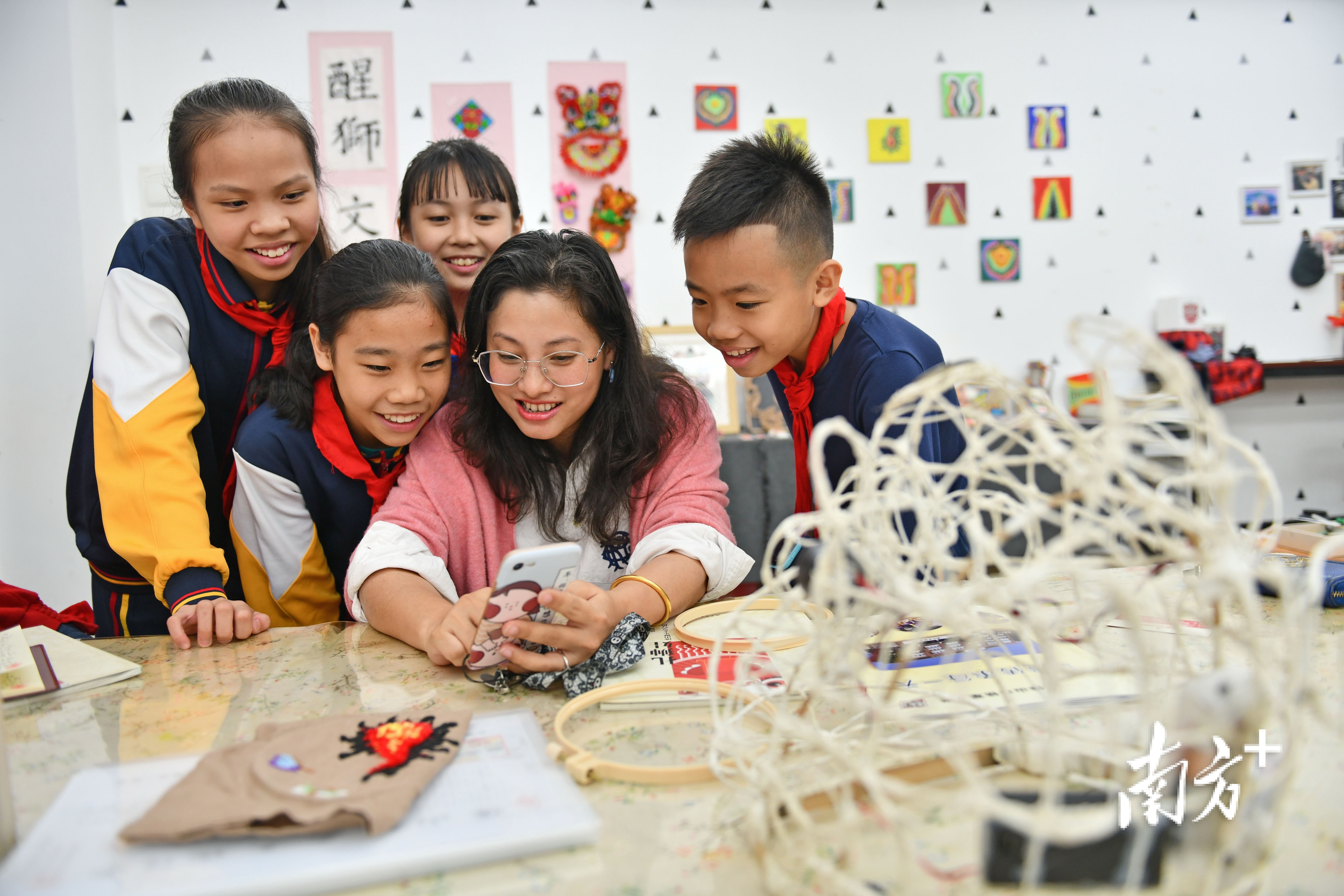 铁军小学狮头艺术工作坊的学生跟随欧琦辉老师学习狮头设计。戴嘉信 摄 铁军小学狮头艺术工作坊的学生跟随欧琦辉老师学习狮头设计。戴嘉信 摄