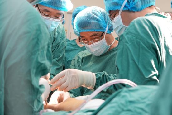 小豪的手术由佛山市中医院小儿骨科郭跃明主任主刀