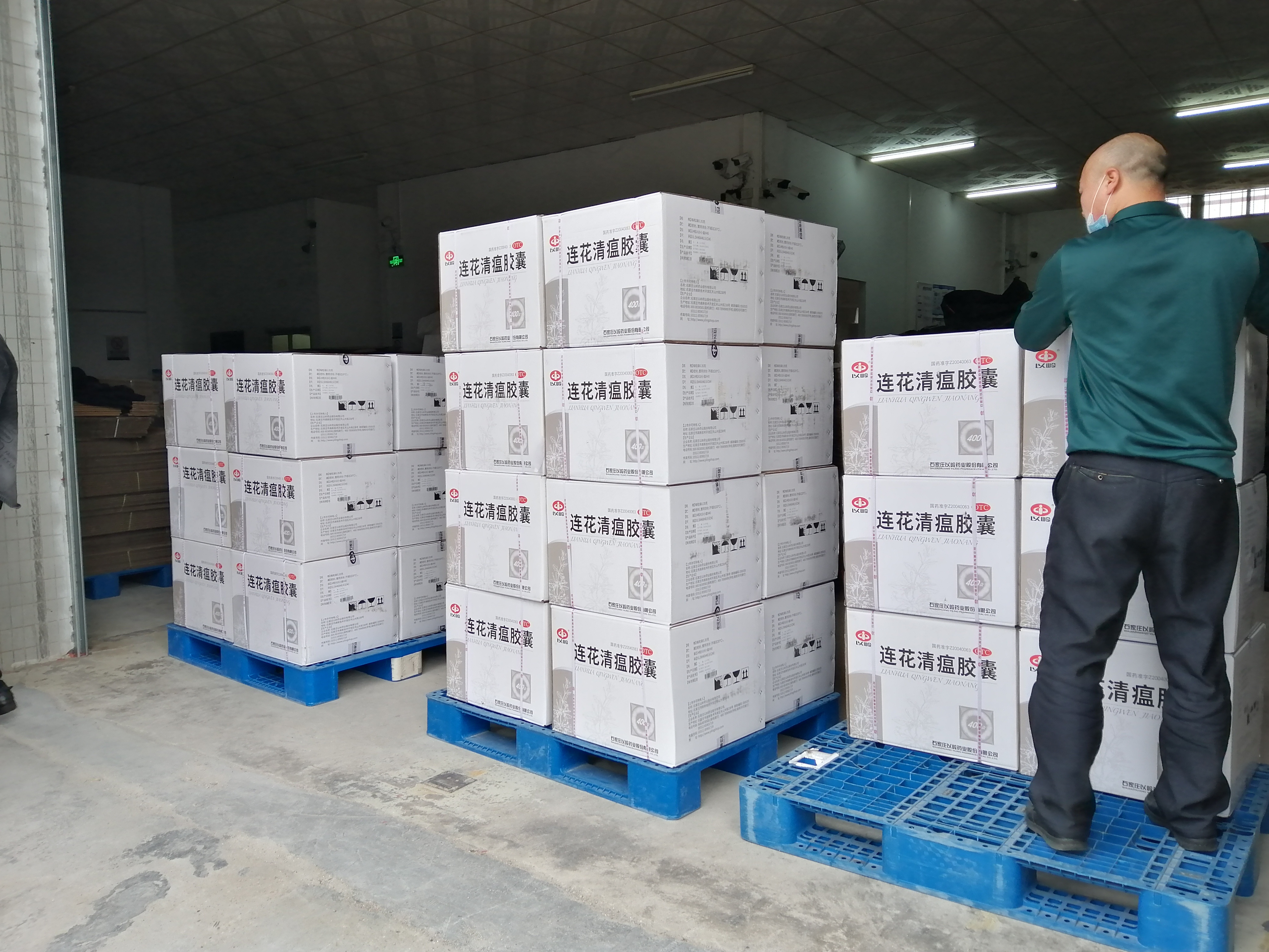 江门新会捐赠一批连花清瘟胶囊支援香港乡亲,同心抗疫。新会区侨联供图 江门新会捐赠一批连花清瘟胶囊支援香港乡亲,同心抗疫。新会区侨联供图