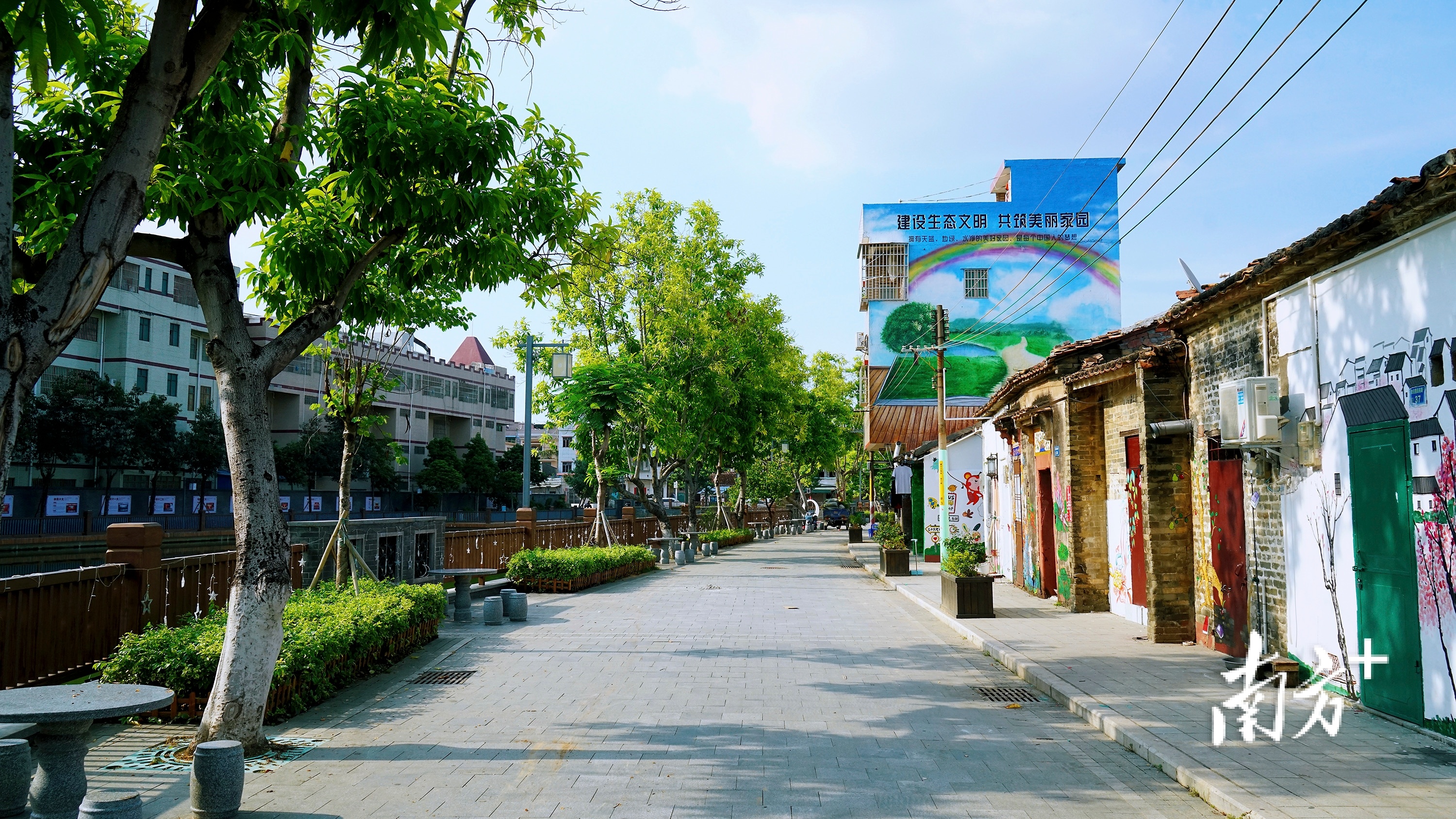 漱旧村的旧屋外墙画上了色彩鲜明的墙绘、排水暗渠被装上“外衣”。 漱旧村的旧屋外墙画上了色彩鲜明的墙绘、排水暗渠被装上“外衣”。