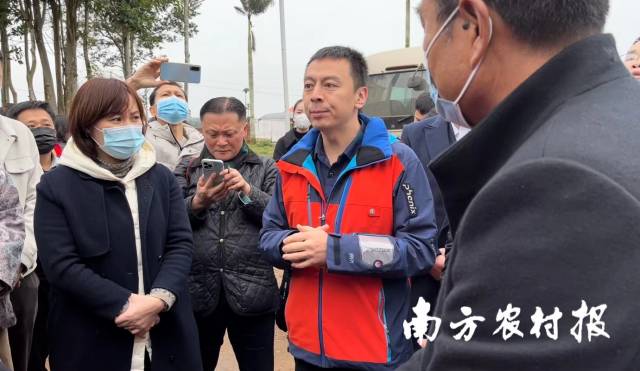 調(diào)研組成員出謀劃策,，展開了激烈的討論。  