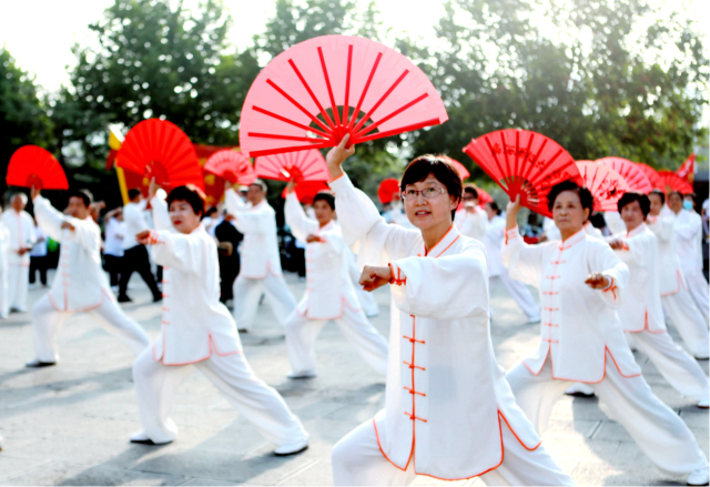 人民群众的获得感、幸福感显著提升。图片来源：新华社