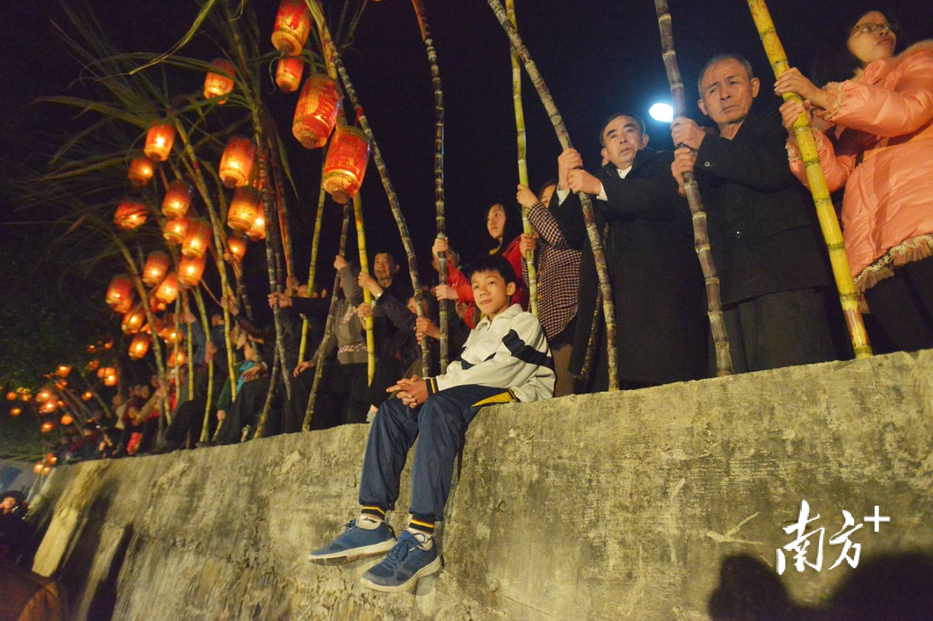 潮州湘桥区磷溪镇溪口庆元宵有“穿蔗巷”的传统。谢琳 摄 受访者供图 潮州湘桥区磷溪镇溪口庆元宵有“穿蔗巷”的传统。谢琳 摄 受访者供图