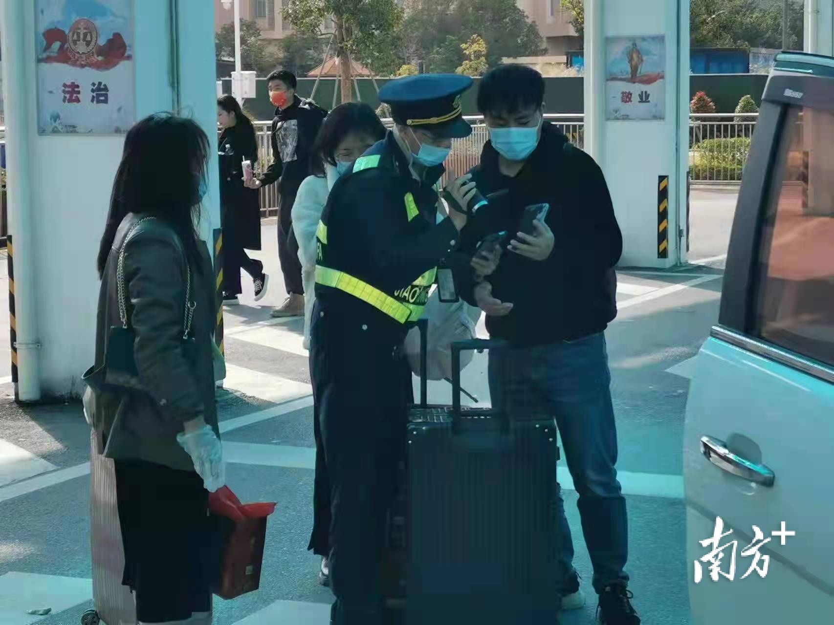 交通执法人员通过手机核对乘客乘坐网约车信息。  吴利婷 摄