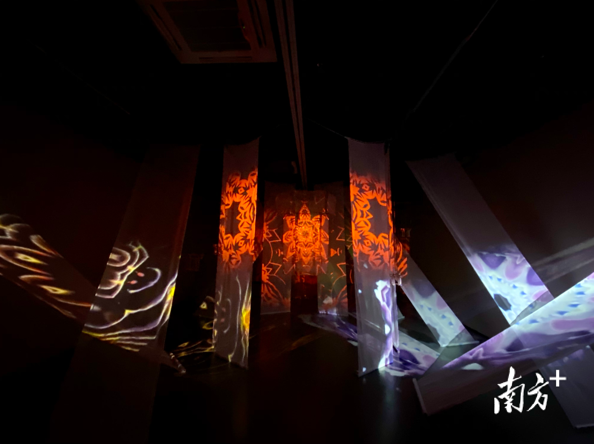 青年雕塑家刘键熹与时尚设计师沈瑜以潮州元宵为灵感一同创作光影装置秀《缛彩繁光》。受访者供图 青年雕塑家刘键熹与时尚设计师沈瑜以潮州元宵为灵感一同创作光影装置秀《缛彩繁光》。受访者供图