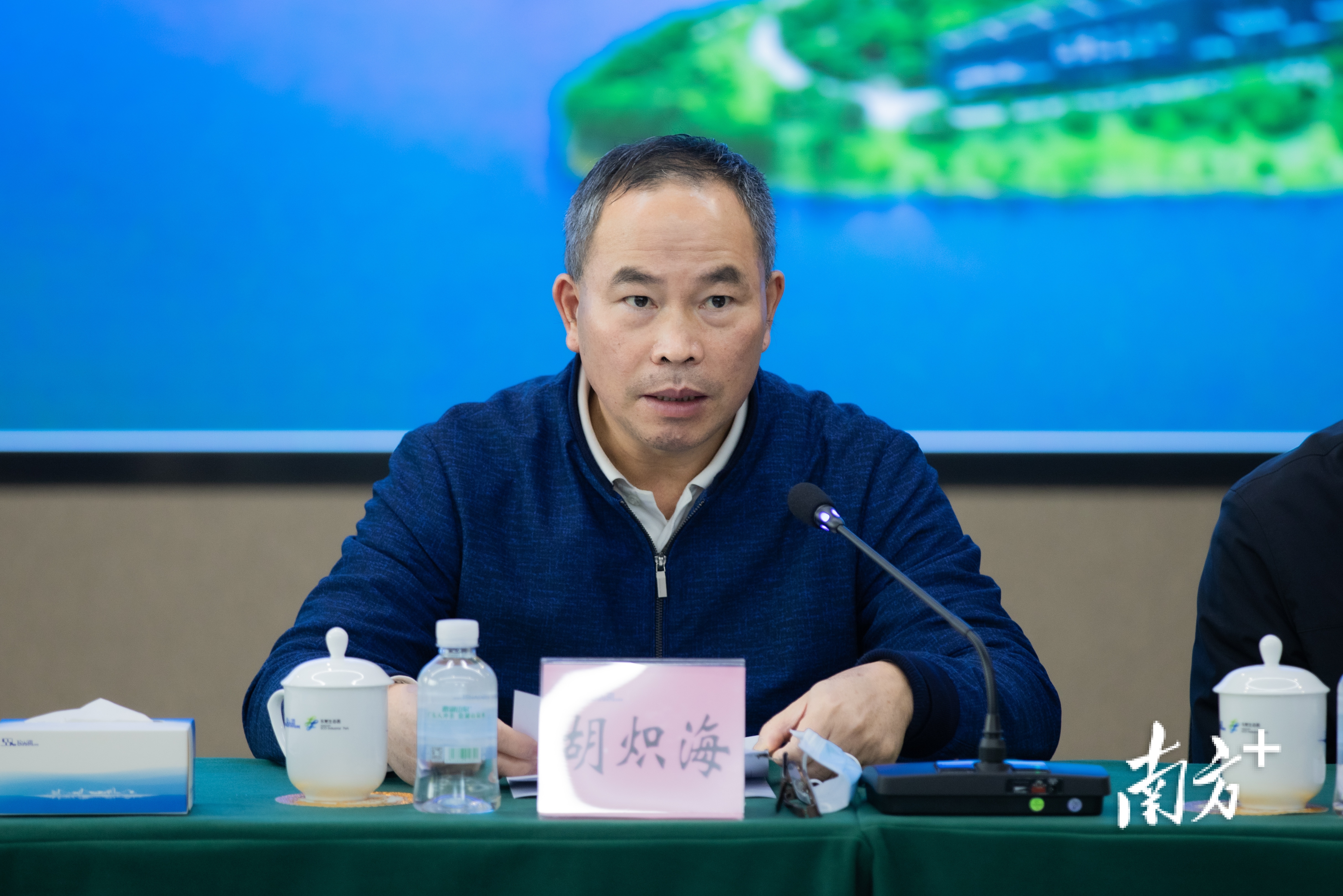 市委编办主任胡炽海。