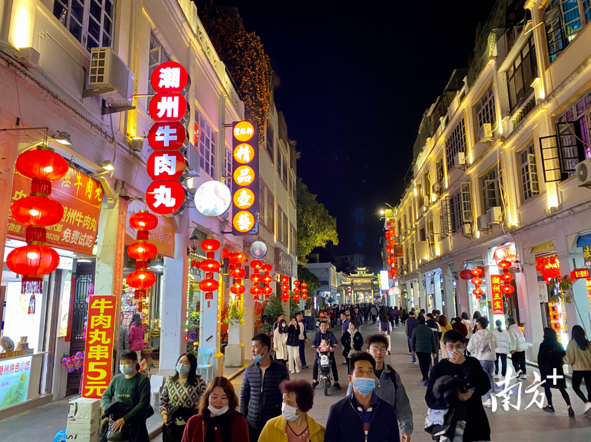 今年元宵期间,游人穿行在牌坊街。肖燕菁 摄 今年元宵期间,游人穿行在牌坊街。肖燕菁 摄