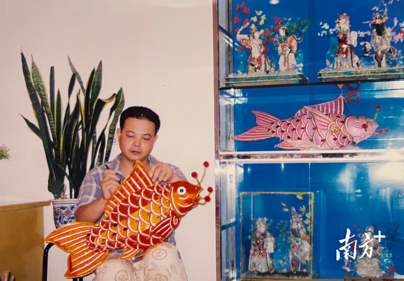 潮州花灯国家级传承人刘耀生擅长鲤鱼灯。图为刘耀生于2000年制作鲤鱼灯。受访者供图 潮州花灯国家级传承人刘耀生擅长鲤鱼灯。图为刘耀生于2000年制作鲤鱼灯。受访者供图