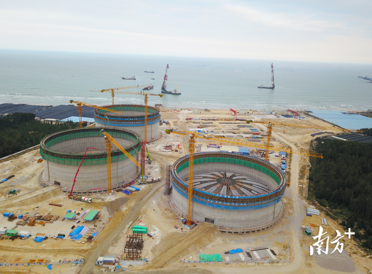 华瀛LNG接收站（一期）项目储罐工程即将迎来封顶。黄敏璇 摄