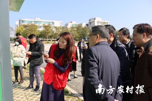 工作人員介紹小站情況