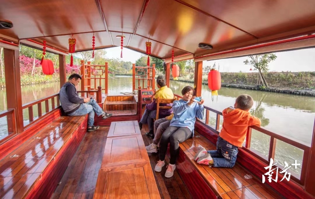 春节期间,市民打卡体验梦里水乡游船项目。 春节期间,市民打卡体验梦里水乡游船项目。