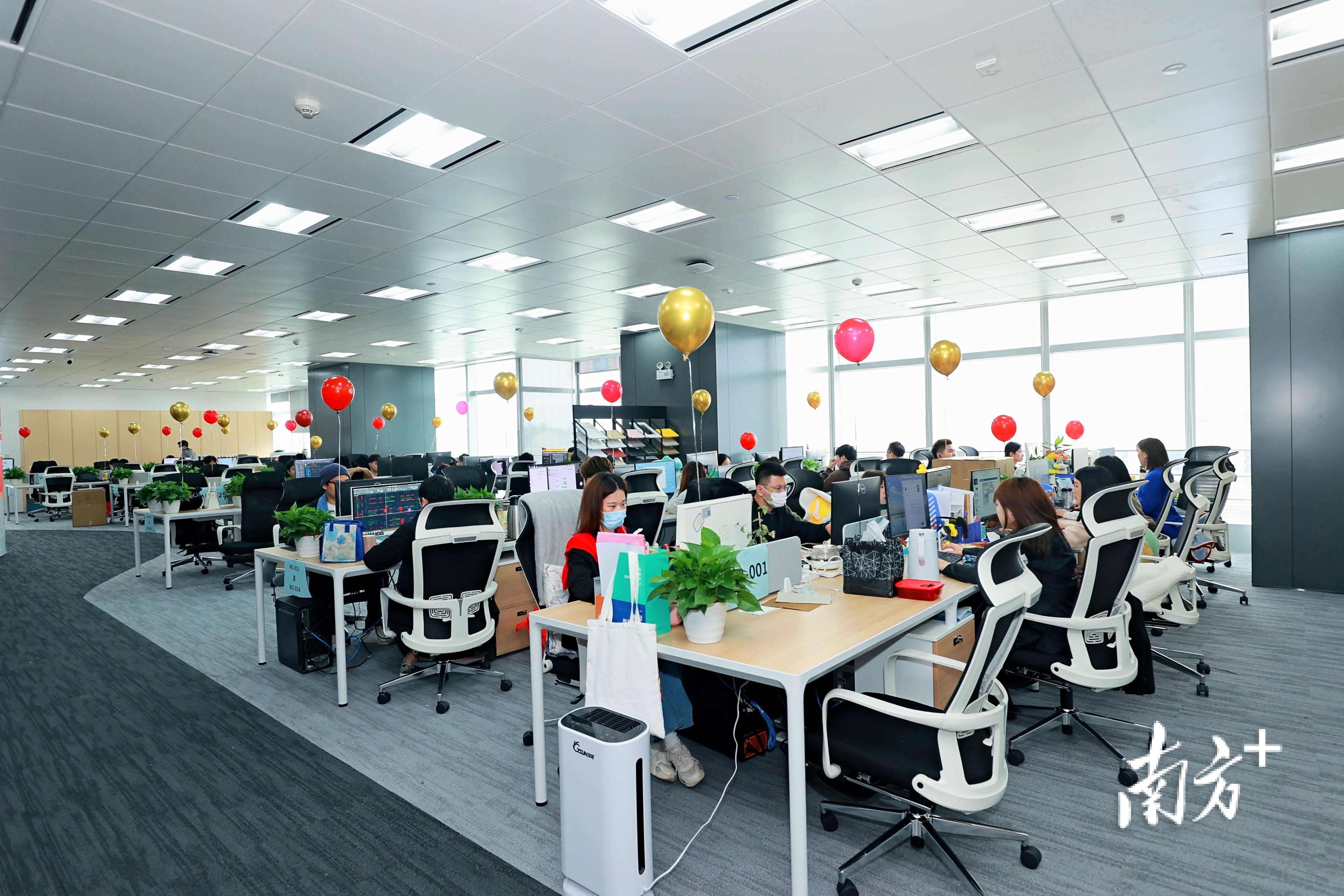 林氏木业进驻佛山千灯湖的友邦金融中心。企业供图