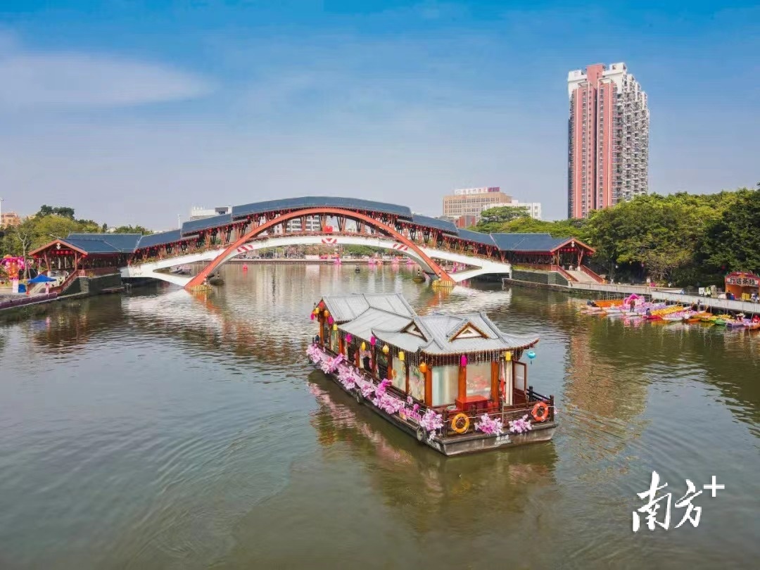 春节期间,市民打卡体验梦里水乡游船项目。 春节期间,市民打卡体验梦里水乡游船项目。