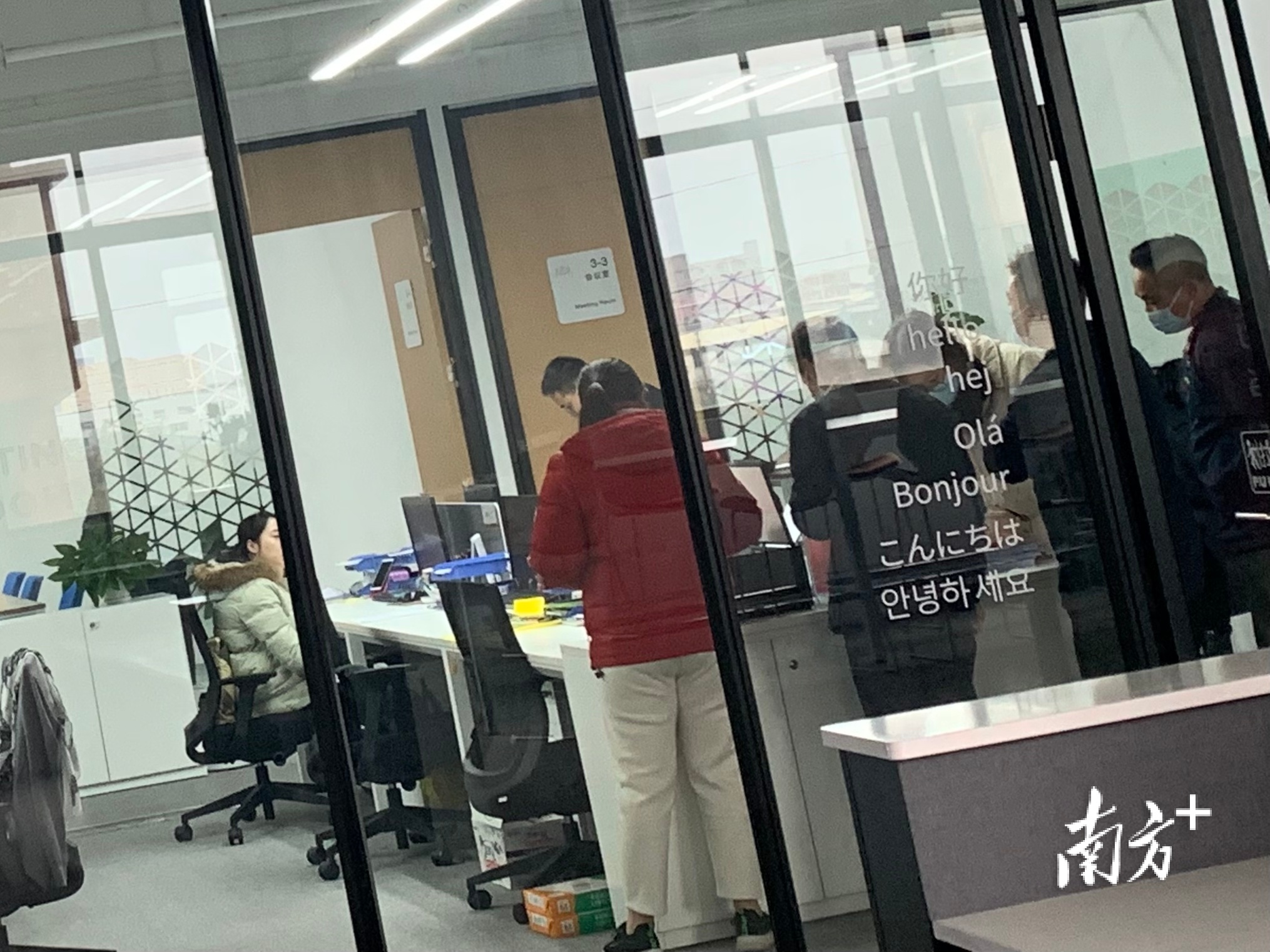 精一家具位于顺德龙江的总部正接待应聘者，这家企业春节后首周返岗率达到了90%。何帆燕 摄