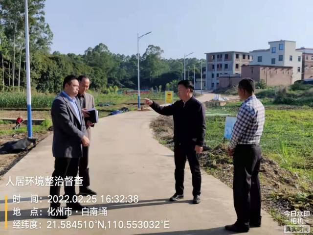 邓向明市长（右二）深入多个村委会对当地农村人居环境整治工作开展督查。