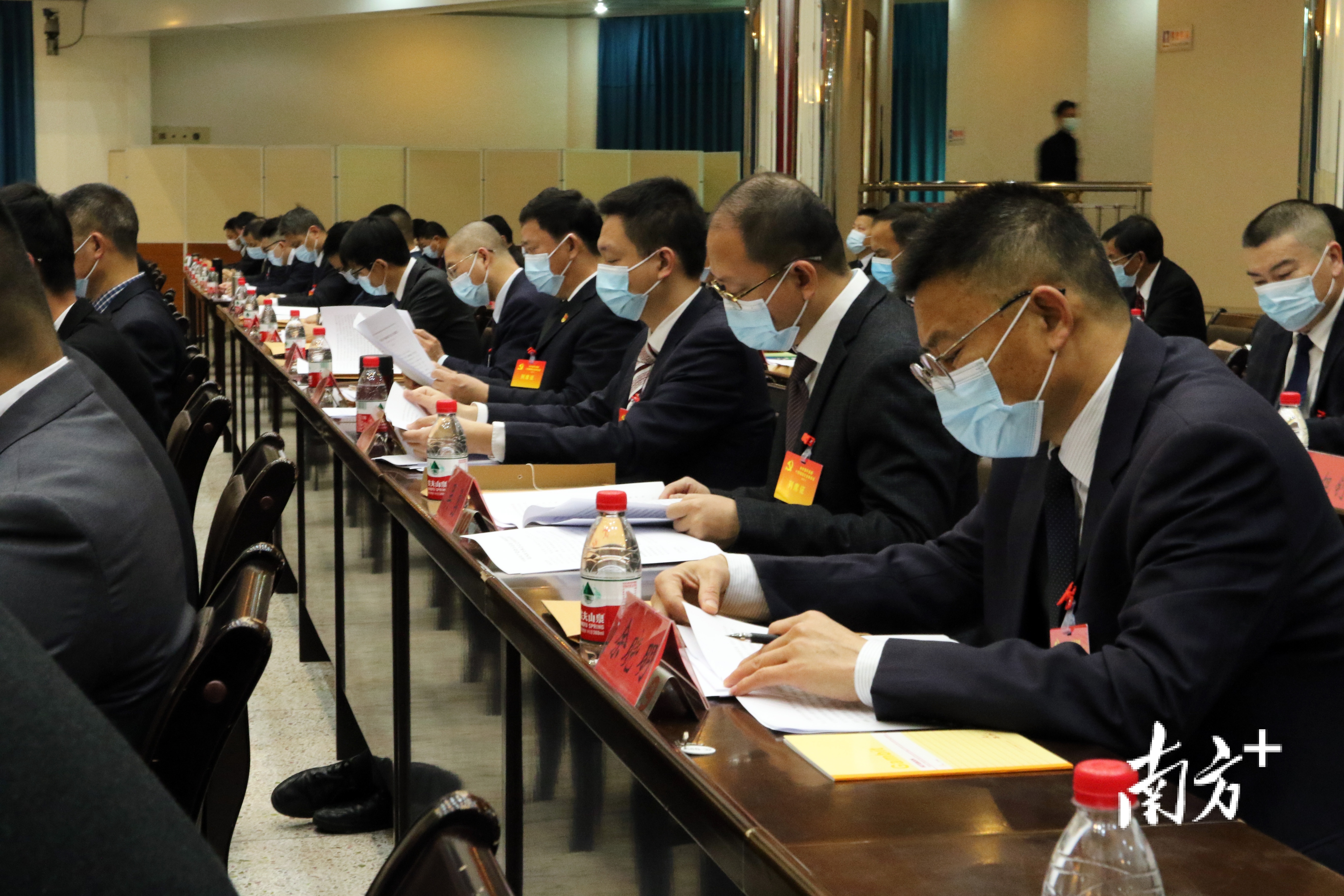 会议审议了2021年抓党建工作情况的书面报告,审议通过《饶平县关于打好“三大战役”的工作方案》。 南方+ 黄敏璇 拍摄 会议审议了2021年抓党建工作情况的书面报告,审议通过《饶平县关于打好“三大战役”的工作方案》。 南方+ 黄敏璇 拍摄