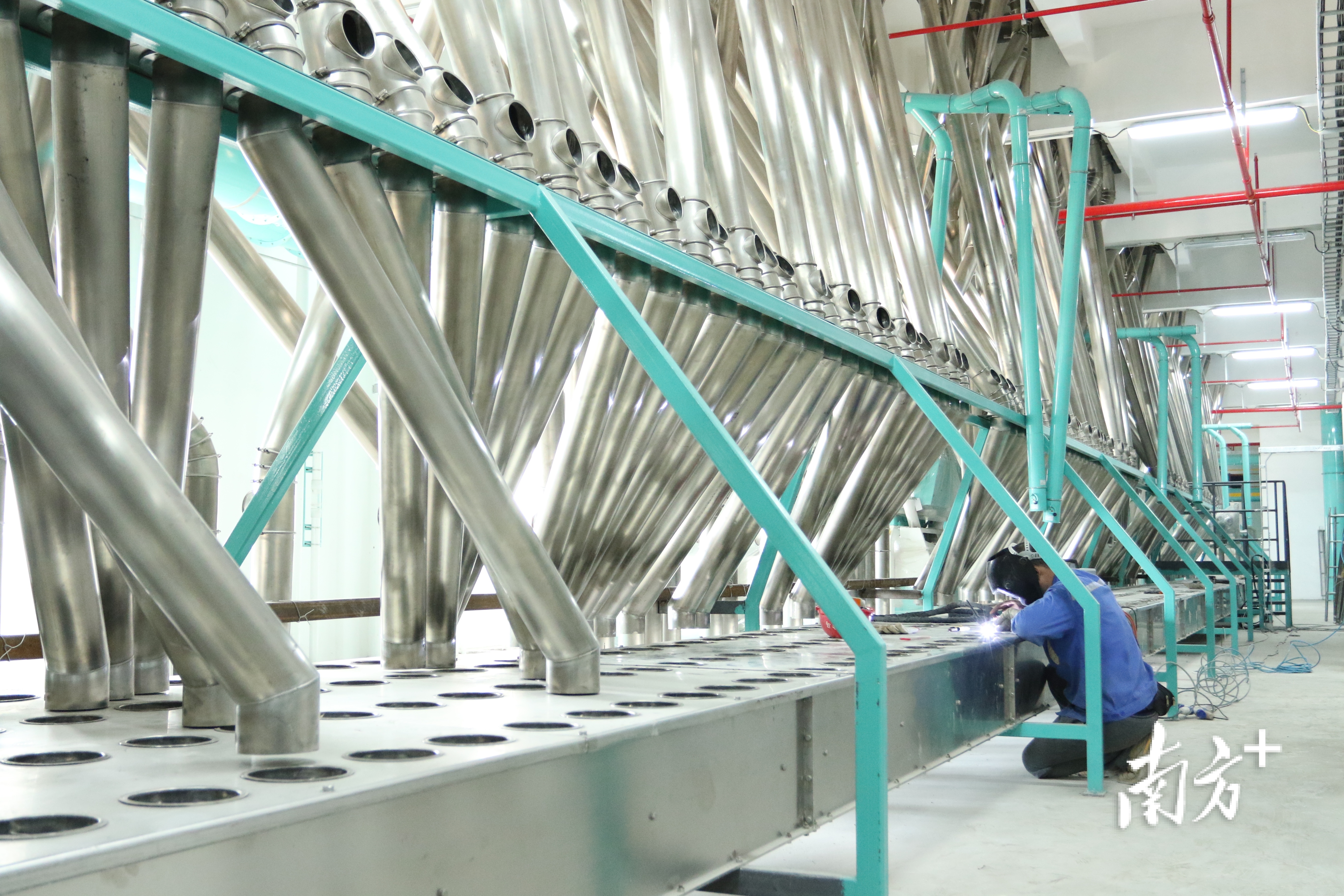 益海嘉里（金龙鱼）潮州粮油生产销售基地项目制粉车间即将试投产，工作人员正在做设备调试。  南方+ 郑淼鑫 拍摄