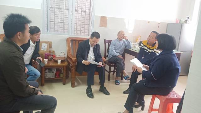 鉴江街道党工委副书记黄国桢（右四）和党工委委员陈锋（右二）到鉴东社区居民家中走访。