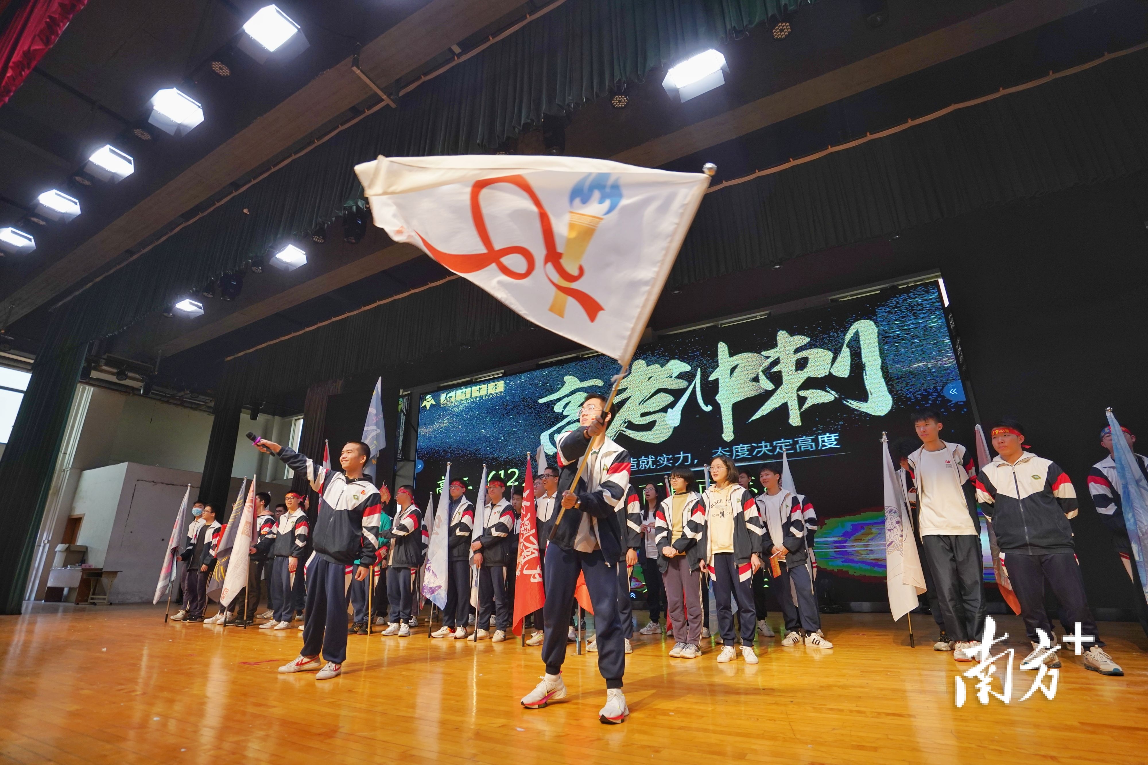 石门中学举行2022届高考百日冲刺动员大会。