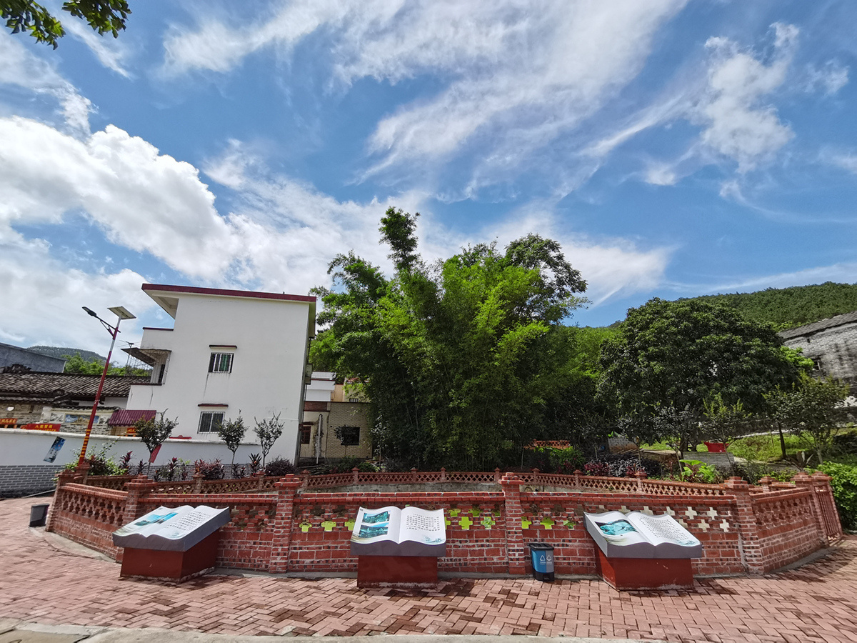 红色长廊上矗立着三本书,书写着封开县的光辉历程。 红色长廊上矗立着三本书,书写着封开县的光辉历程。